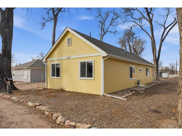 a view of a front of house with a yard
