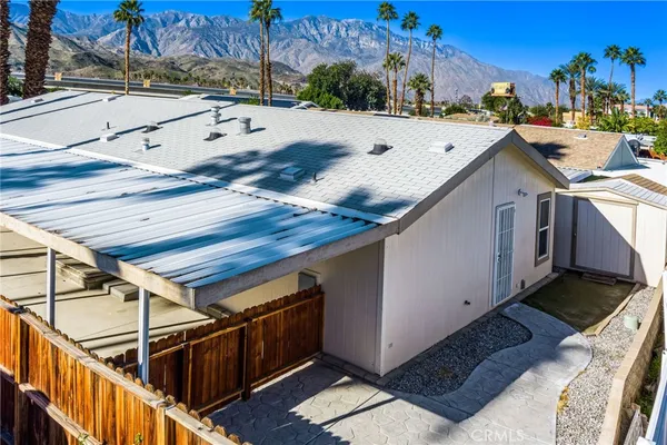 a view of a backyard