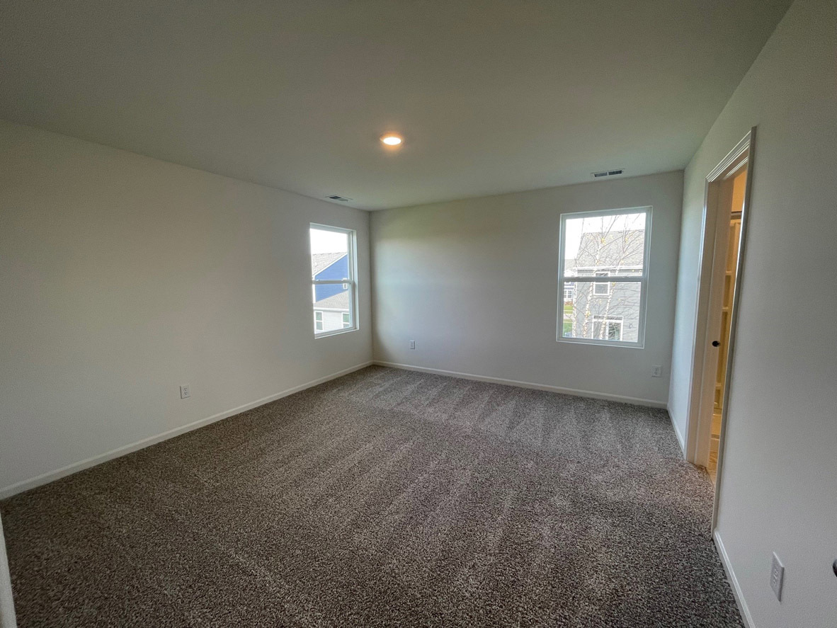 10 International Way Joliet, IL 60421 - Photo 6 of 32 an empty room with windows and closet