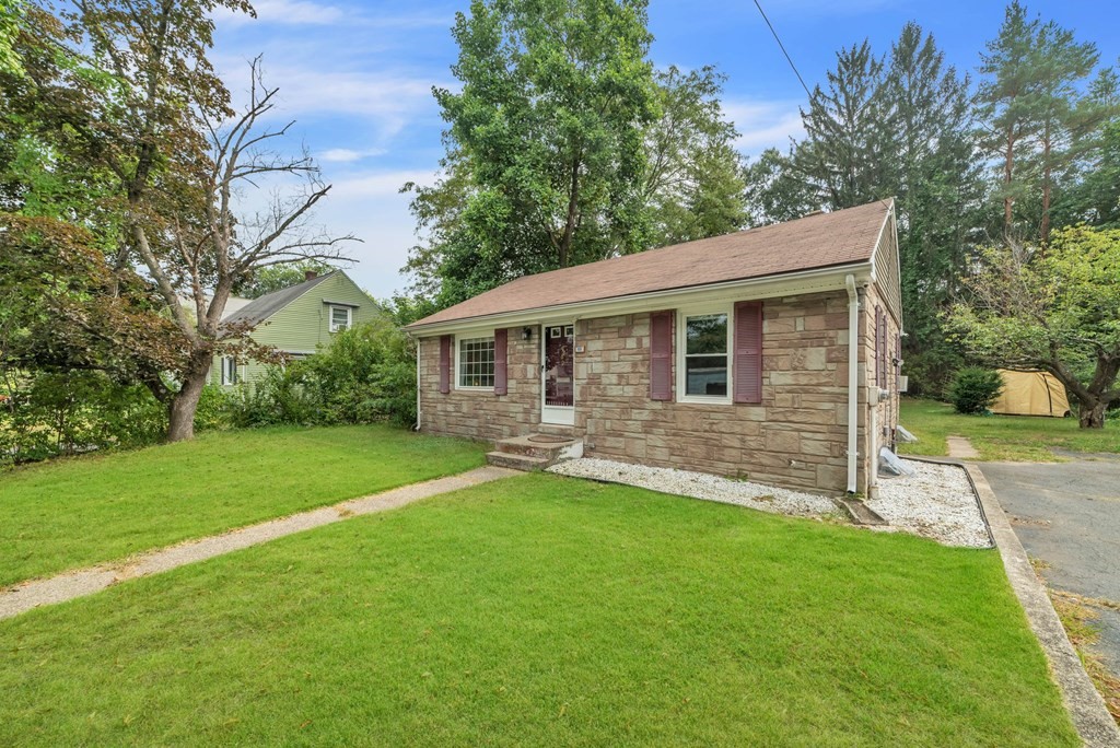 989 Worcester Street Springfield, MA 01151 - Photo 4 of 39