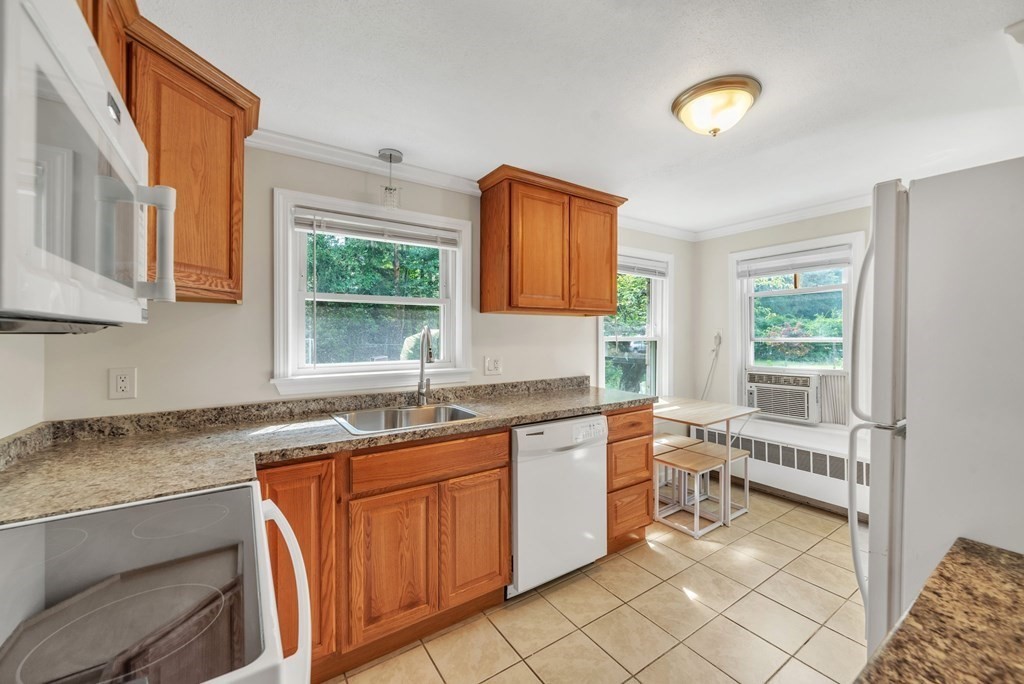 989 Worcester Street Springfield, MA 01151 - Photo 5 of 39