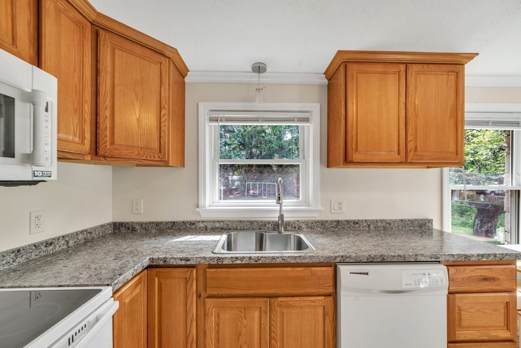 989 Worcester Street Springfield, MA 01151 - Photo 6 of 39