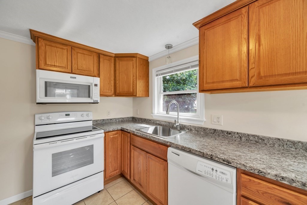 989 Worcester Street Springfield, MA 01151 - Photo 7 of 39