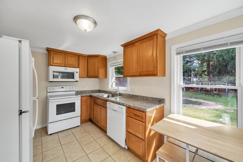 989 Worcester Street Springfield, MA 01151 - Photo 8 of 39