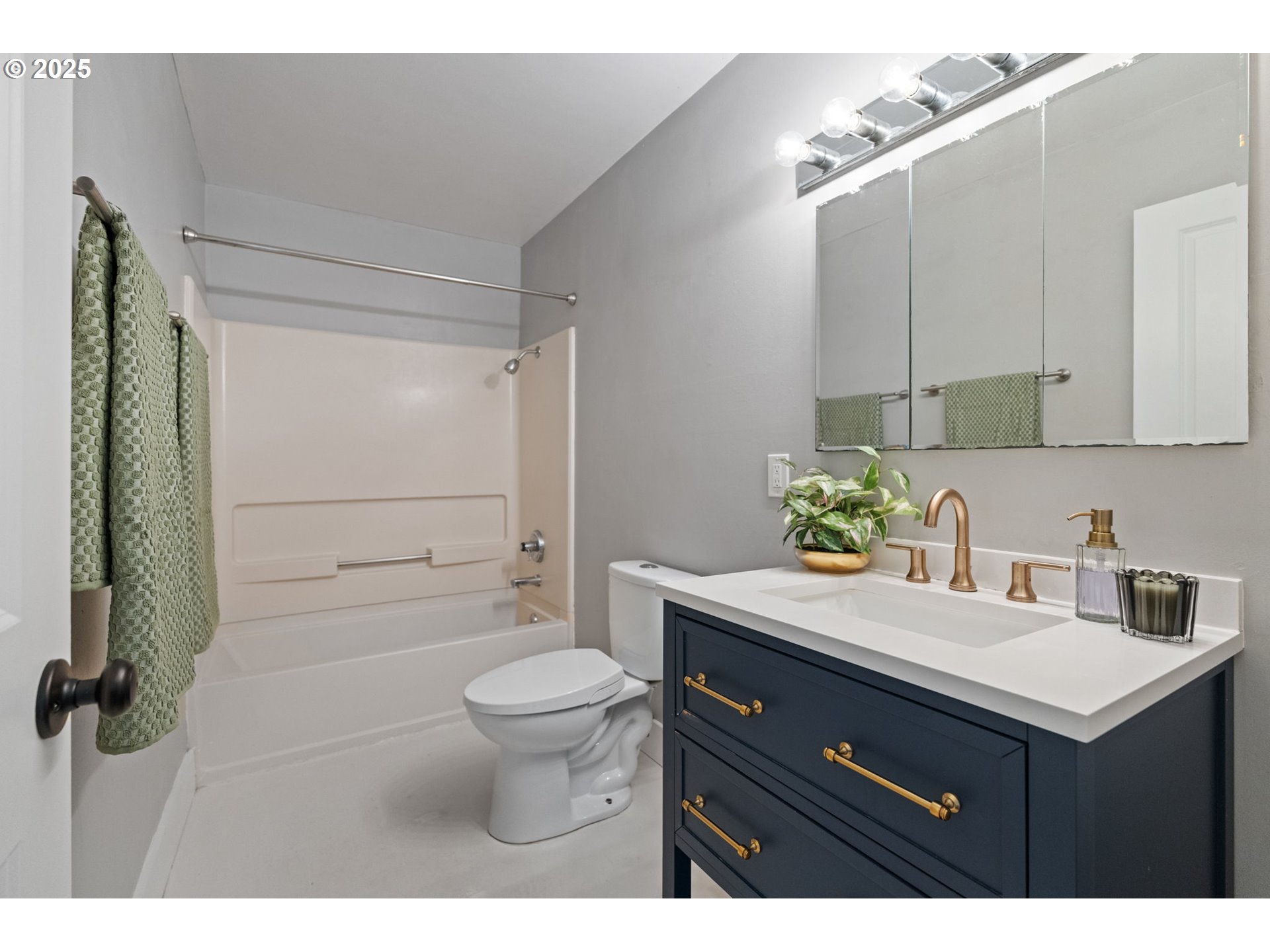 2345 Southwest Dewitt Street Portland, OR 97239 - Photo 21 of 43 Bathroom