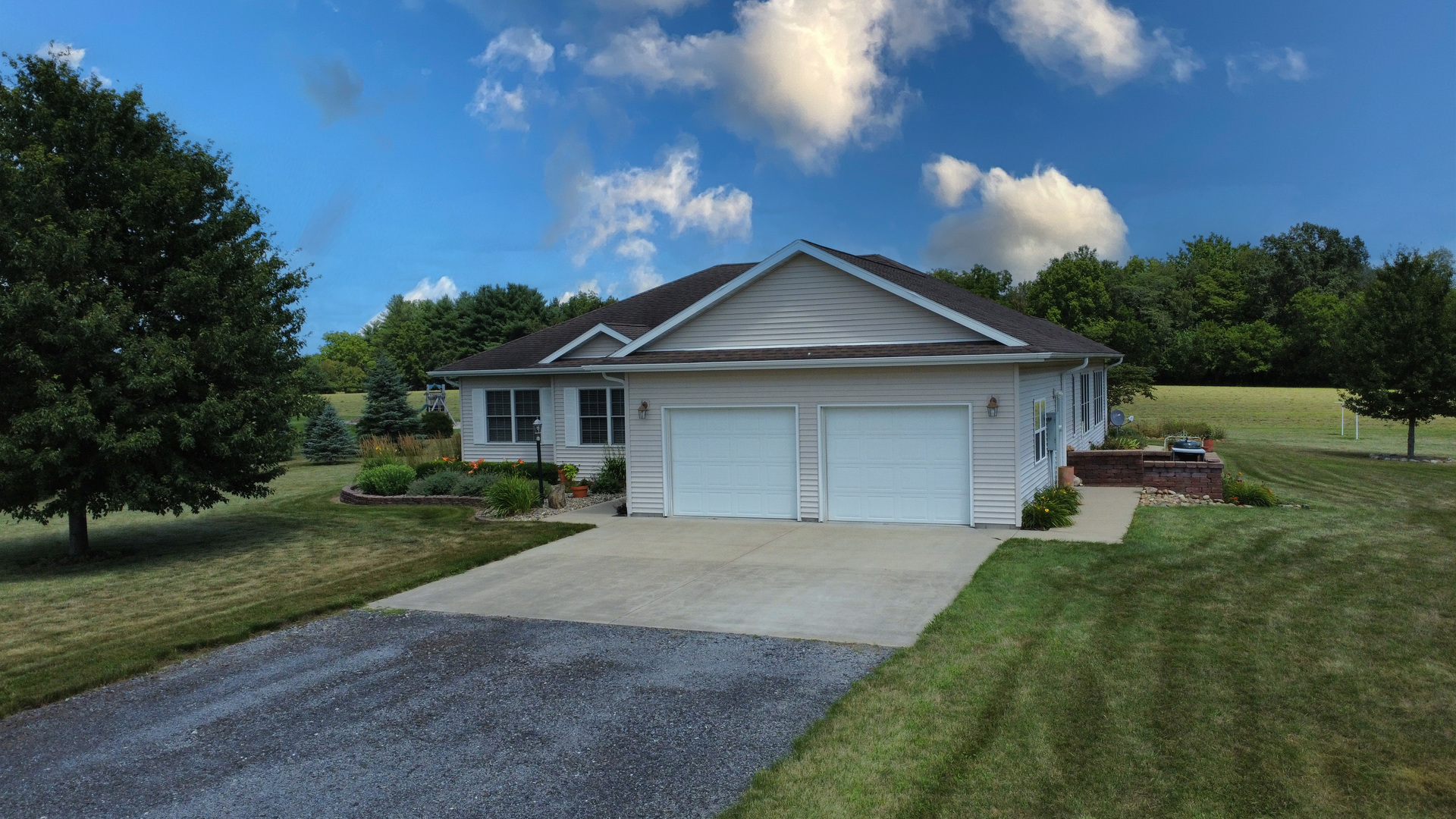 1646 North 2050 East Road Watseka, IL 60970 - Photo 3 of 29