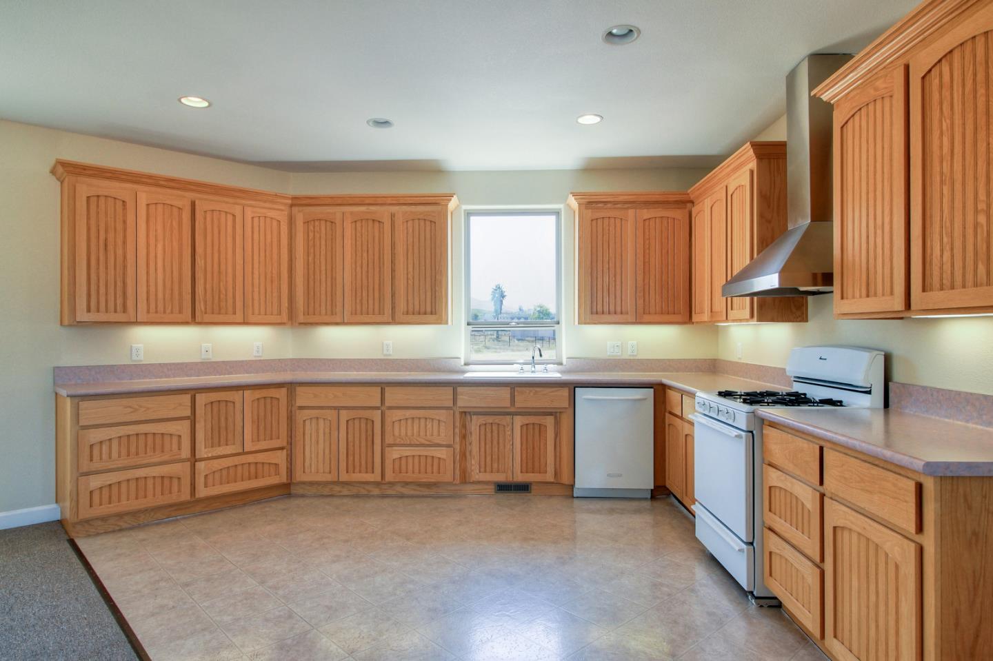 1410 Spring Grove Road Hollister, CA 95023 - Photo 7 of 28 Gallery Image 7