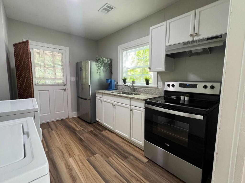 1076 Carlisle Avenue Macon, GA 31204 - Photo 8 of 16 a kitchen with a stove oven and sink