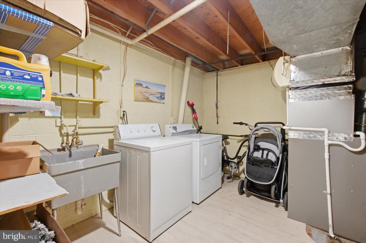 9551 Covington Place Manassas, VA 20109 - Photo 15 of 24 a utility room with dryer and washer