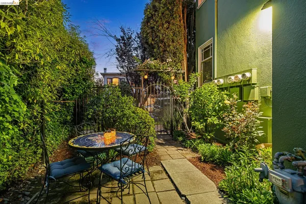 $695,000 | 2600 Ashby Avenue, Unit 4, Berkeley, CA 94705