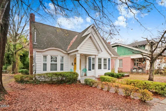 a picture of a small white building