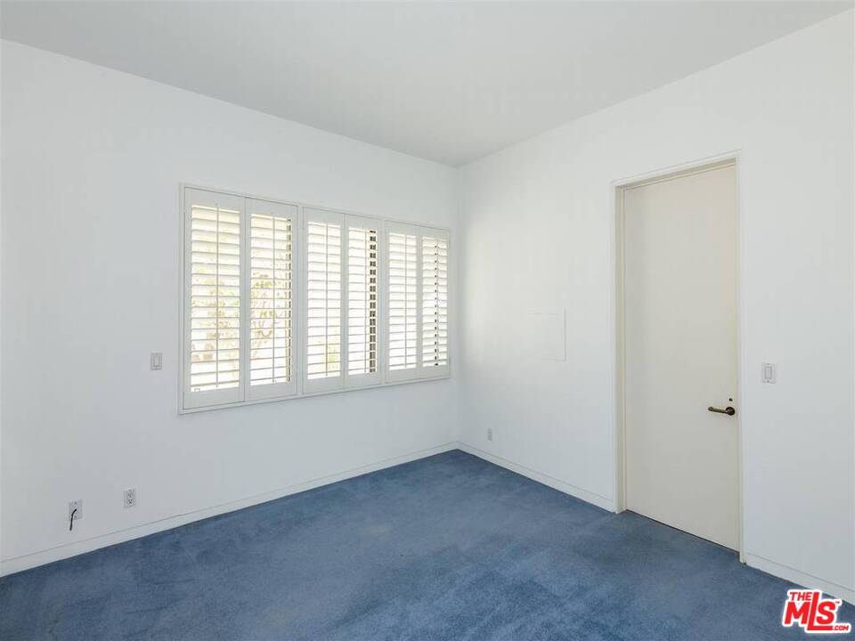 734 Esplanade, Unit A/B Redondo Beach, CA 90277 - Photo 27 of 40 an empty room with a window