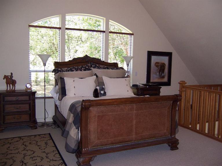 2812 Old Military Road Central Point, OR 97502 - Photo 17 of 32 Master Suite