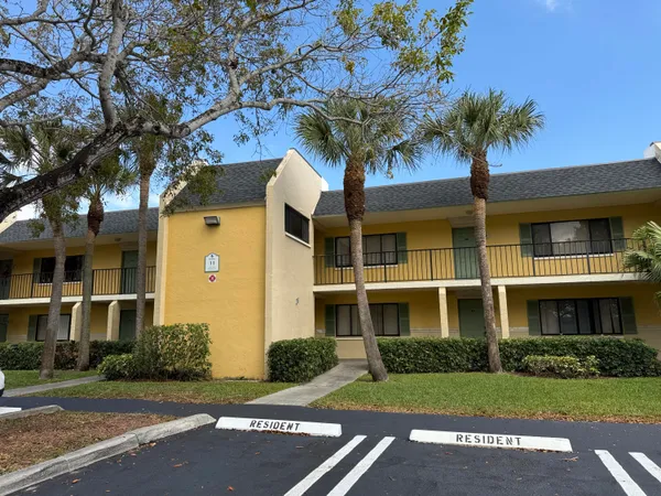 $189,000 | 1106 Meadows Circle, Unit 1106, Boynton Beach, FL 33436