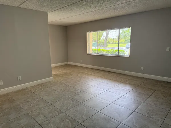 $179,000 | 1106 Meadows Circle, Unit 1106, Boynton Beach, FL 33436