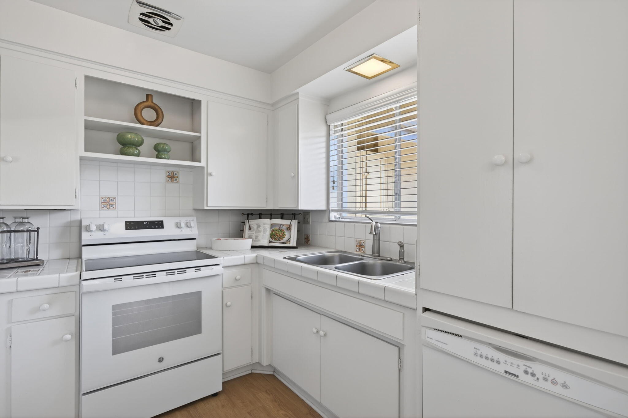 269 Moreton Bay Lane, Unit 2 Goleta, CA 93117 - Photo 17 of 49 20-web-or-mls-UpmarketMedia-268Mor-121