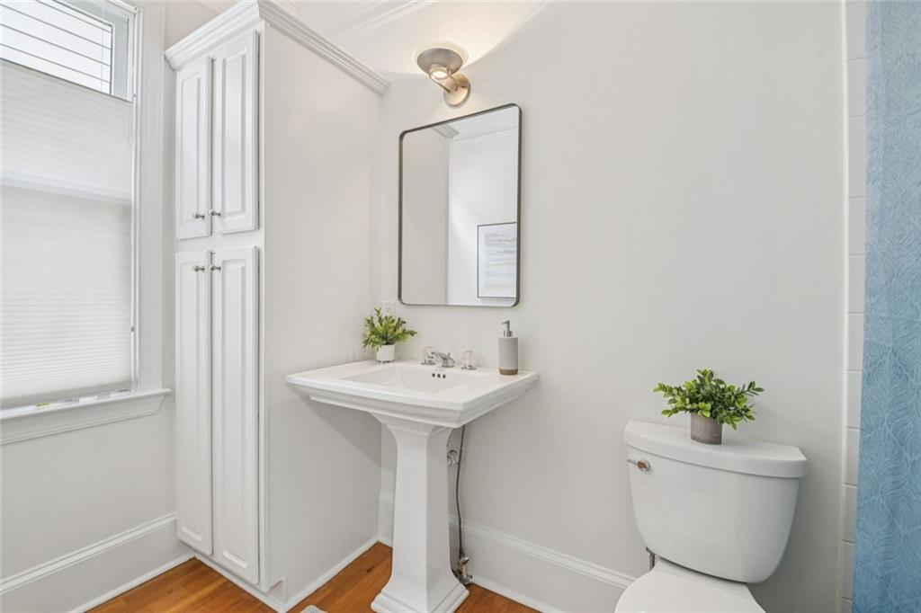 121 Fulton Way Southeast Atlanta, GA 30312 - Photo 13 of 38 a bathroom with a sink toilet and shower