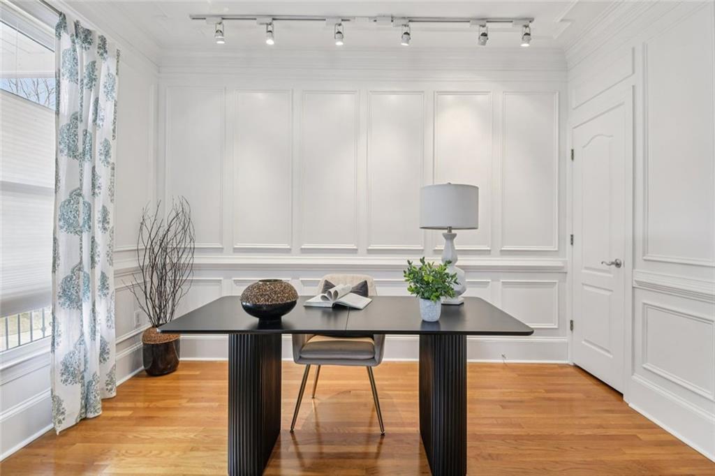 121 Fulton Way Southeast Atlanta, GA 30312 - Photo 9 of 38 a living room with furniture and a potted plant