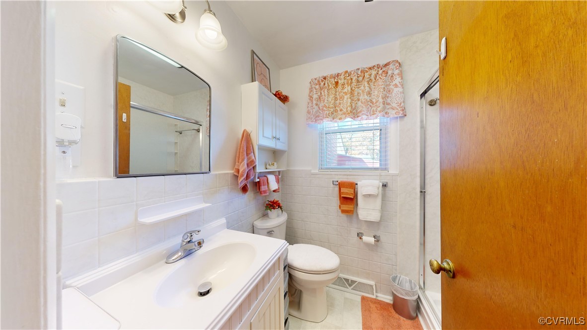 706 James Avenue Colonial Heights, VA 23834 - Photo 10 of 14 a bathroom with a sink mirror vanity and toilet