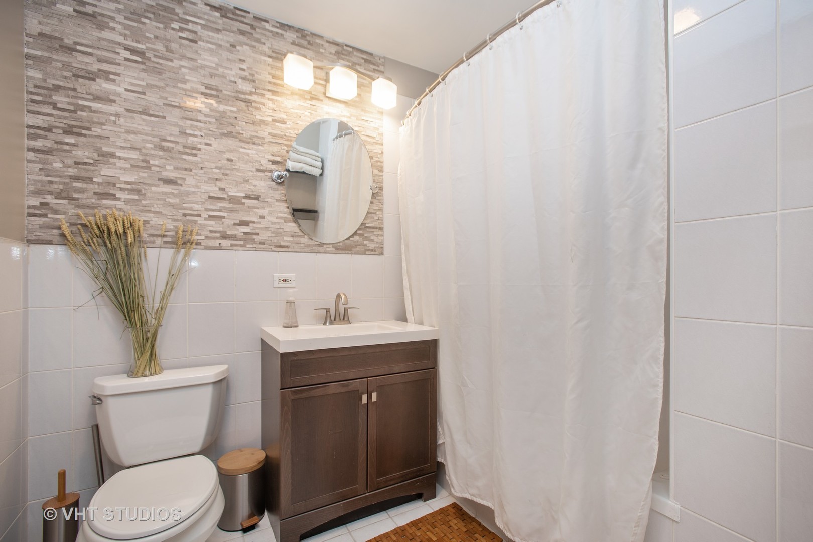4631 South Indiana Avenue, Unit 3N Chicago, IL 60653 - Photo 10 of 11 a bathroom with a toilet a sink and mirror