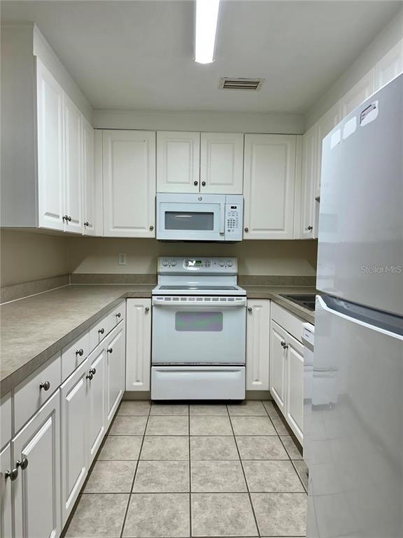 501 Southwest 75th Street, Unit G1 Gainesville, FL 32607 - Photo 3 of 20 a kitchen with cabinets appliances and a window
