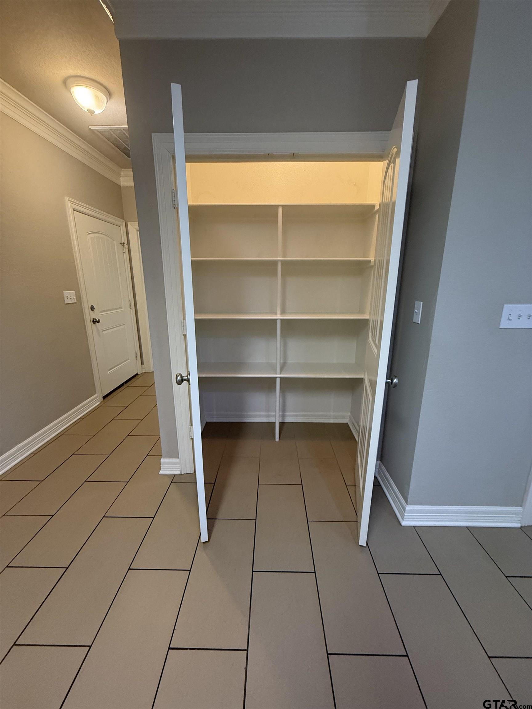 16440 County Road 178, Unit 1007 Tyler, TX 75703 - Photo 6 of 25 a room with a furniture and a window