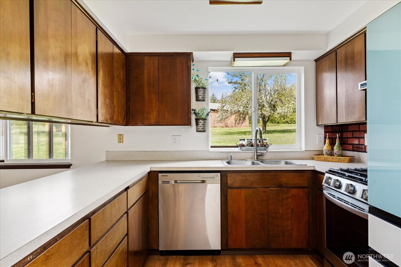 987 East Crescent Harbor Road Oak Harbor, WA 98277 - Photo 11 of 40