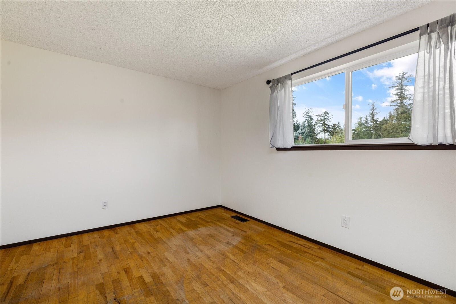 987 East Crescent Harbor Road Oak Harbor, WA 98277 - Photo 30 of 40