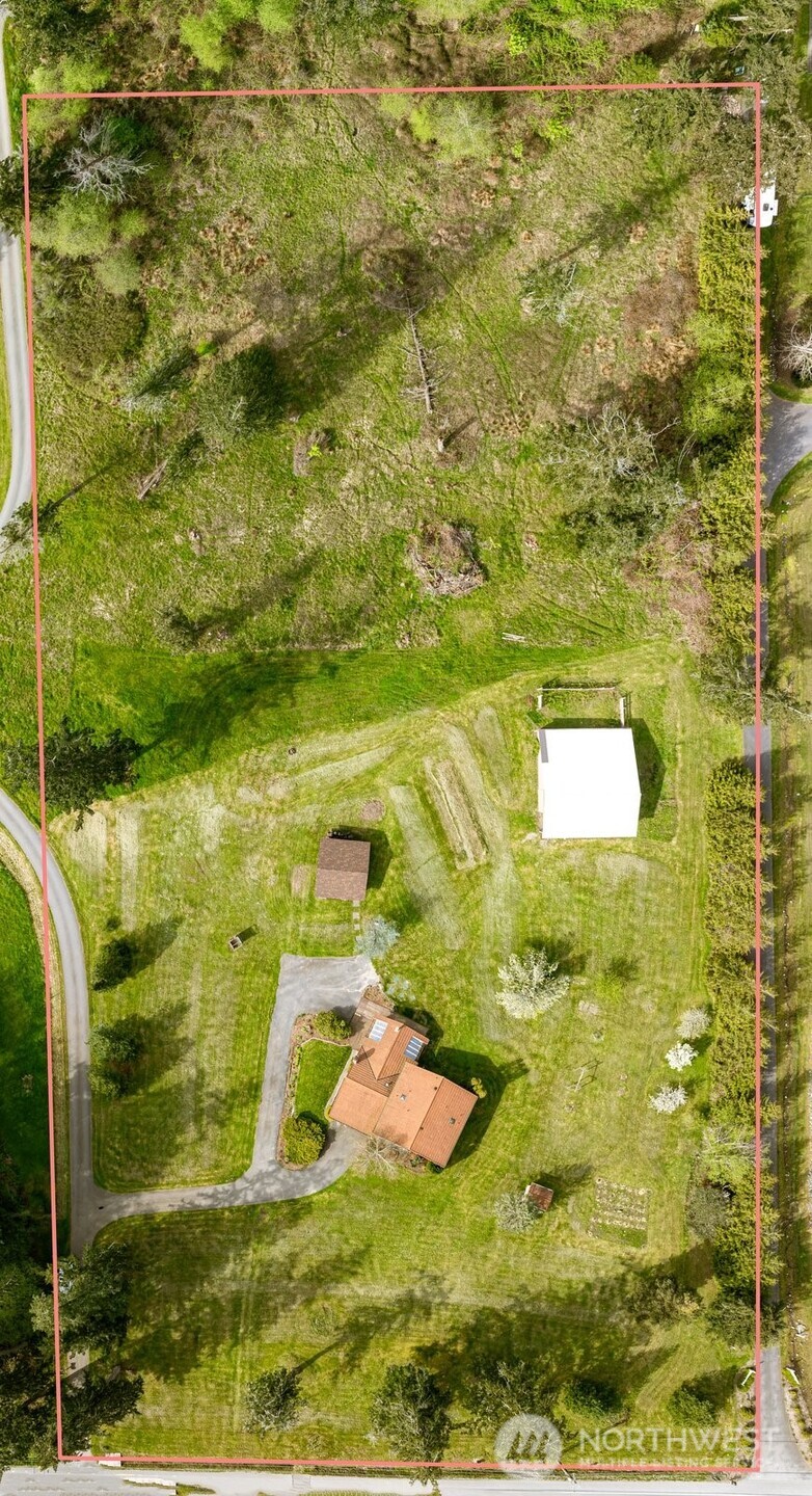 987 East Crescent Harbor Road Oak Harbor, WA 98277 - Photo 4 of 40