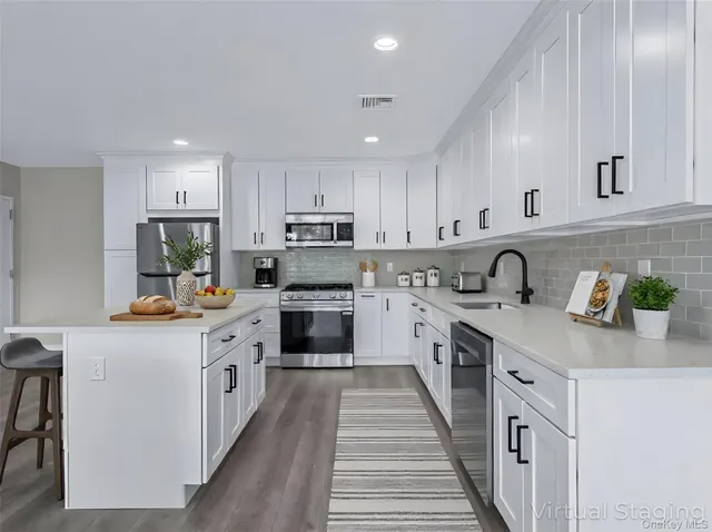 $4,250 | 110 School Street, Unit 7, Glen Cove, NY 11542