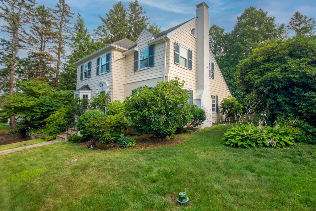 28 Pierrepont Road Winchester, MA 01890 - Photo 4 of 37