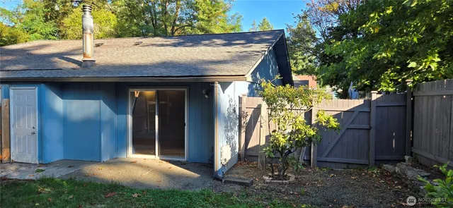 a view of an entryway of the house