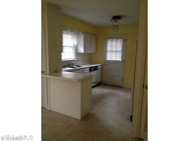Kitchen. Stove,Dwasher,Refridge Remain