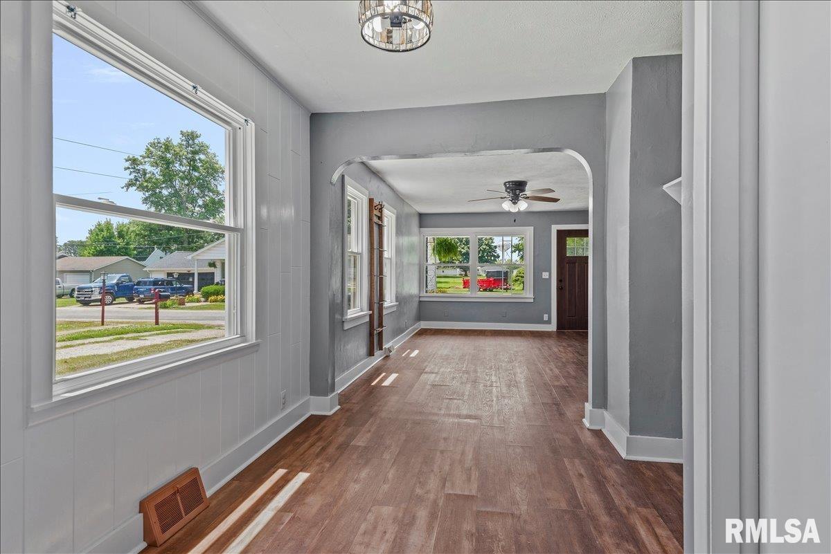 806 9th Street Pawnee, IL 62558 - Photo 9 of 36