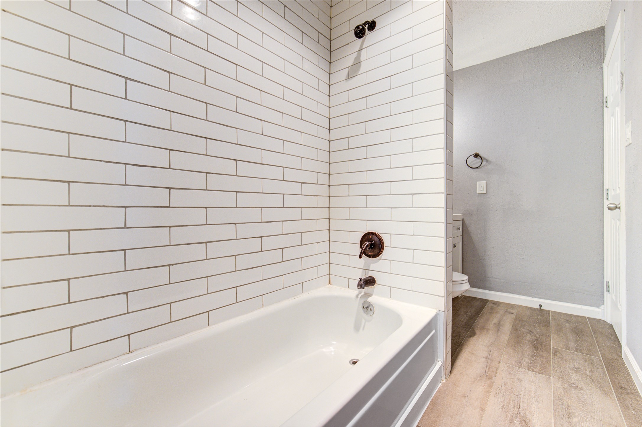 3929 Tanglewilde Street, Unit 3929 Houston, TX 77063 - Photo 35 of 44 Jack and Jill Bathroom on the second floor