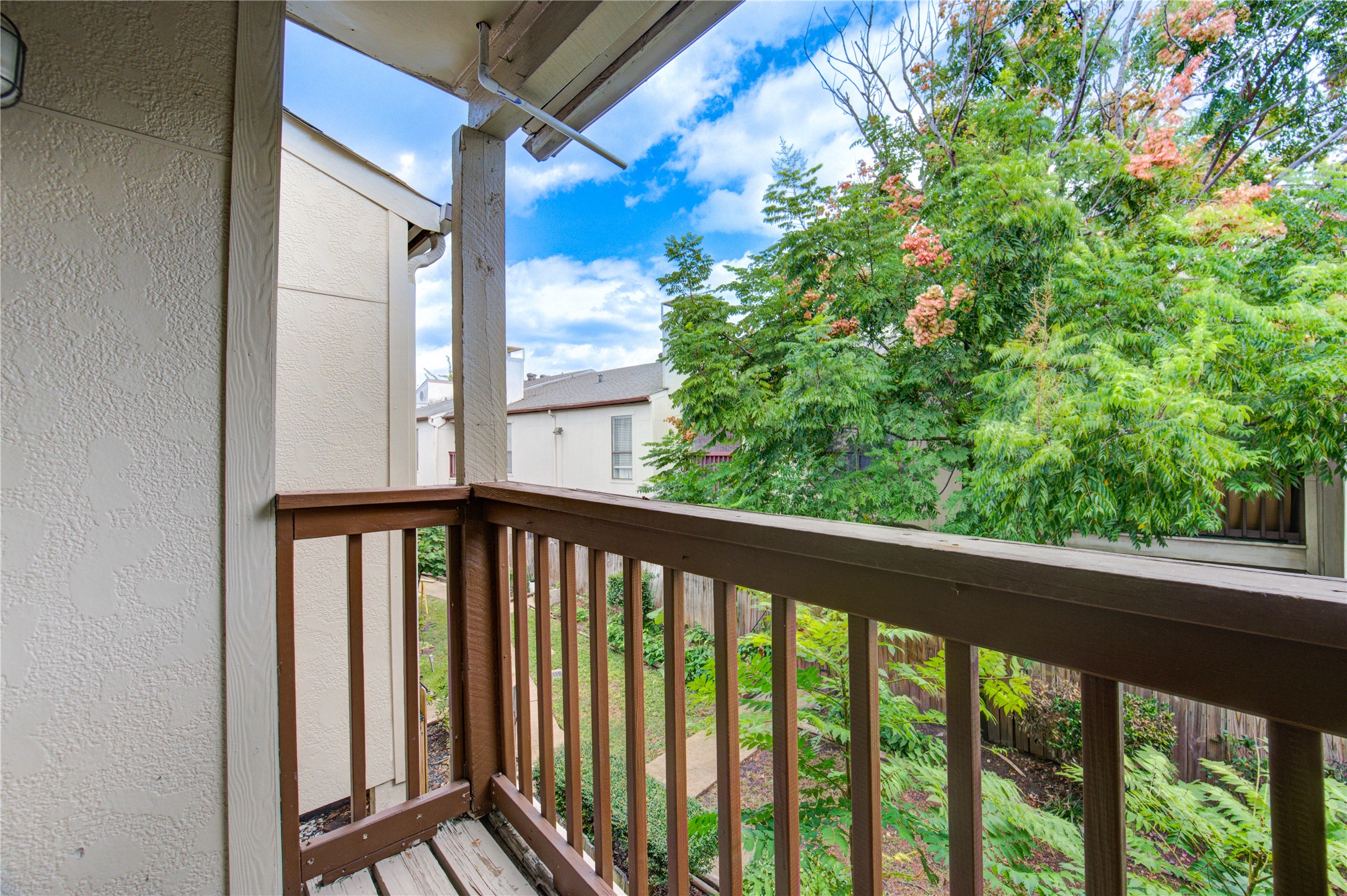 3929 Tanglewilde Street, Unit 3929 Houston, TX 77063 - Photo 38 of 44 a view of a balcony with a pot