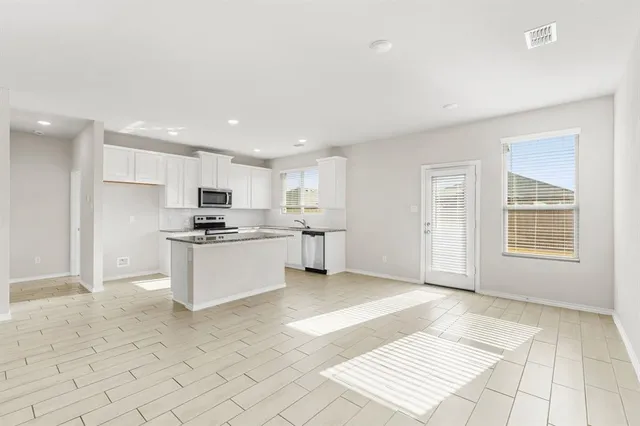 $2,100 | 971 Hurstwood Drive, Van Alstyne, TX 75495