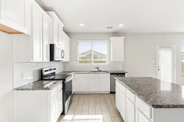 $2,100 | 971 Hurstwood Drive, Van Alstyne, TX 75495