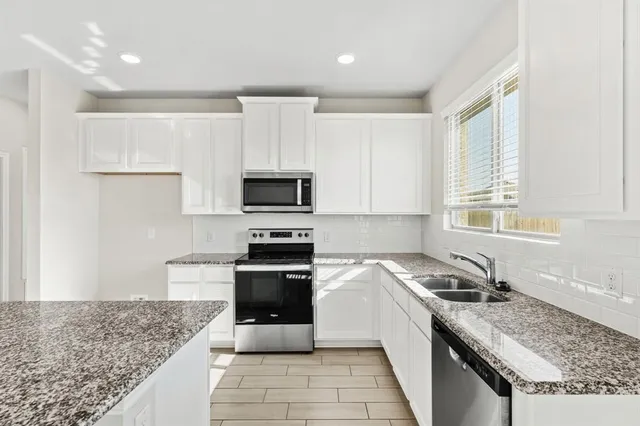 $2,100 | 971 Hurstwood Drive, Van Alstyne, TX 75495