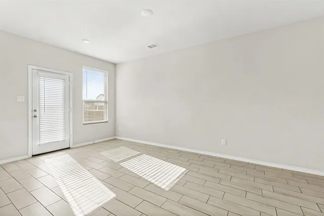 $2,100 | 971 Hurstwood Drive, Van Alstyne, TX 75495