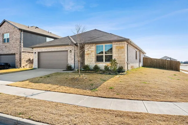 $2,100 | 971 Hurstwood Drive, Van Alstyne, TX 75495