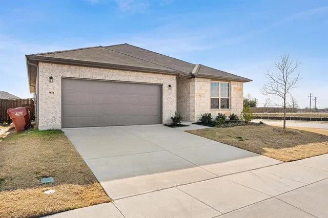 $2,100 | 971 Hurstwood Drive, Van Alstyne, TX 75495
