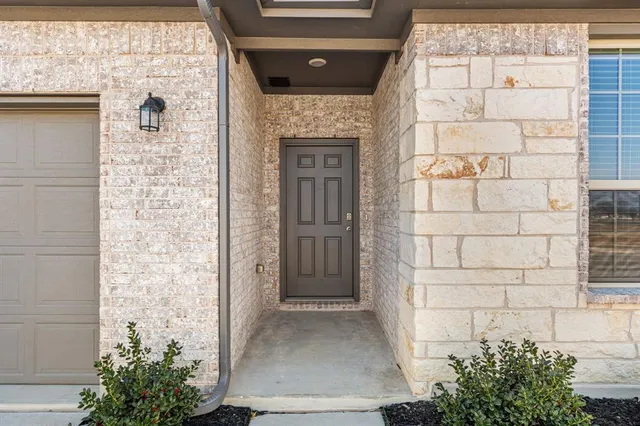 $2,100 | 971 Hurstwood Drive, Van Alstyne, TX 75495