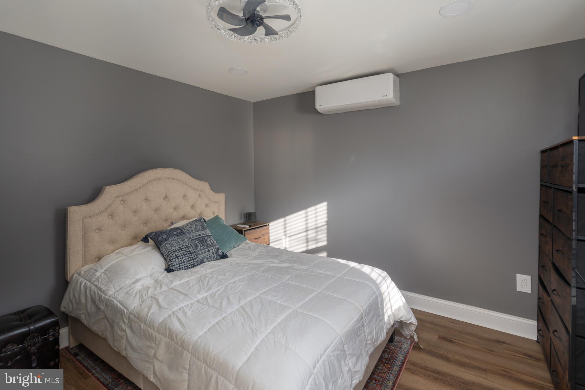 282 Juliustown Road Columbus, NJ 08022 - Photo 26 of 37 a bedroom with a bed and a potted plant