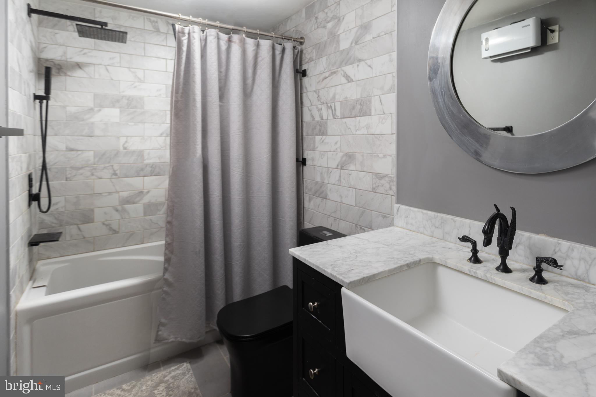 282 Juliustown Road Columbus, NJ 08022 - Photo 27 of 37 a bathroom with a sink and a mirror