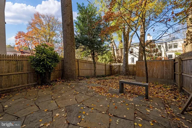 a bench is sitting in middle of the yard