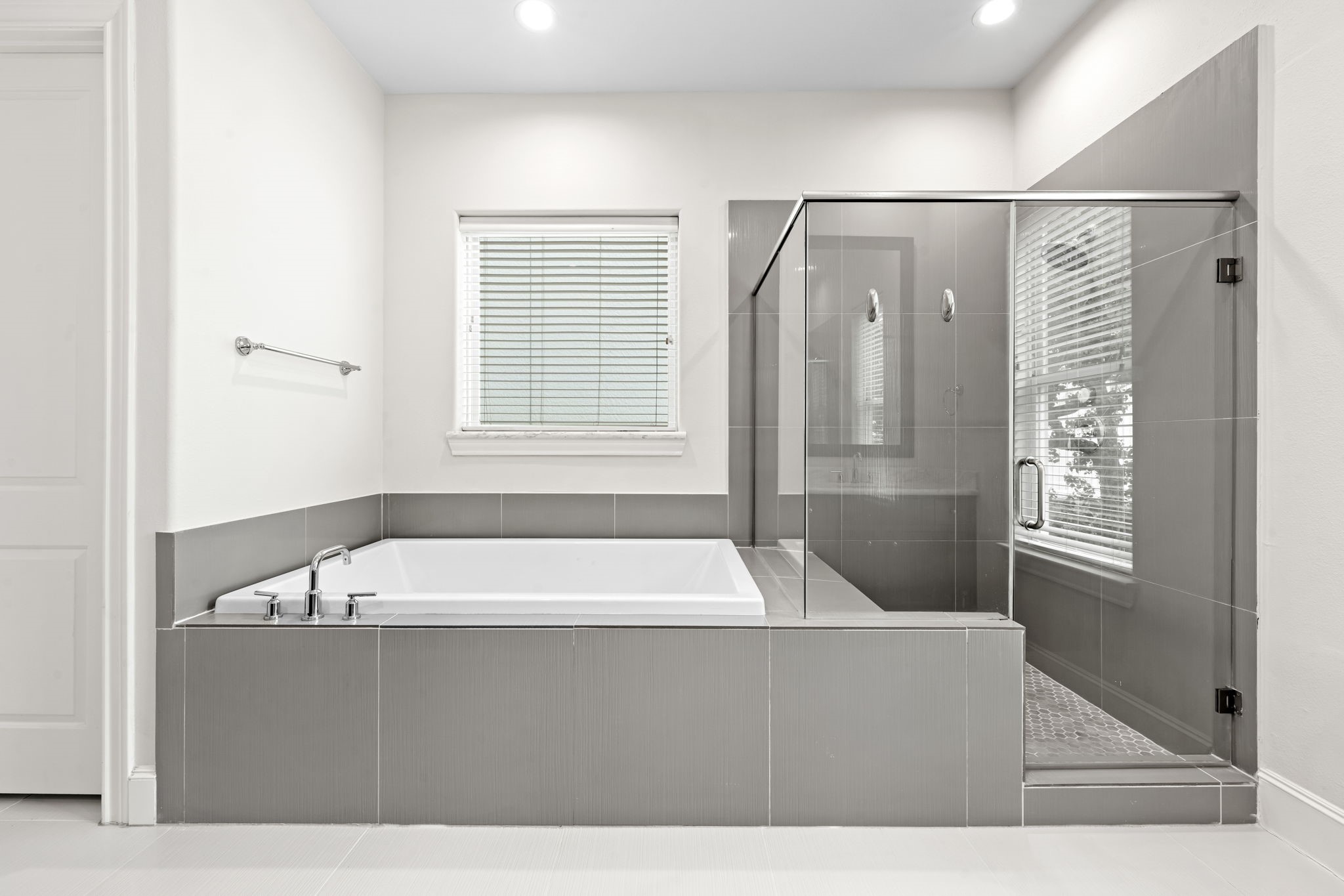5621 Cohn Meadow Lane Houston, TX 77007 - Photo 14 of 35 Spacious primary bathroom with soaking tub and separate standing shower