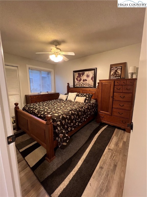 301 Pinnacle Inn Road, Unit 4116 Beech Mountain, NC 28604 - Photo 9 of 16 a bed sitting in a bedroom next to a lamp