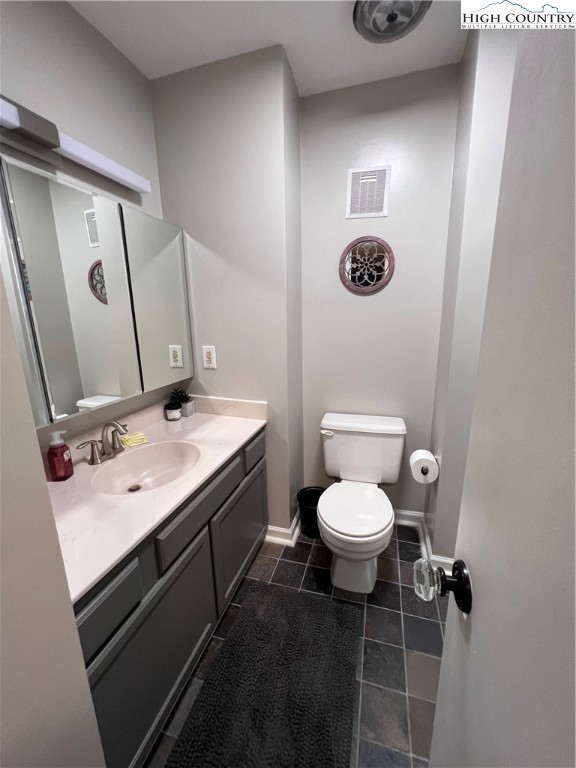 301 Pinnacle Inn Road, Unit 4116 Beech Mountain, NC 28604 - Photo 10 of 16 a bathroom with a sink toilet and a mirror