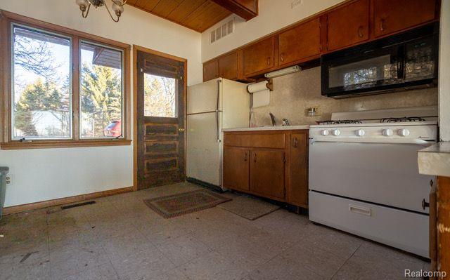 9112 Ridge Road Goodrich, MI 48438 - Photo 4 of 42 Entry Kitchen
